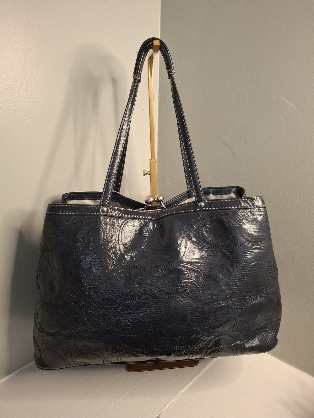 Coach Kiss Lock Carryall Shoulder Bag Navy patent leather Great Condition - Picture 2 of 8